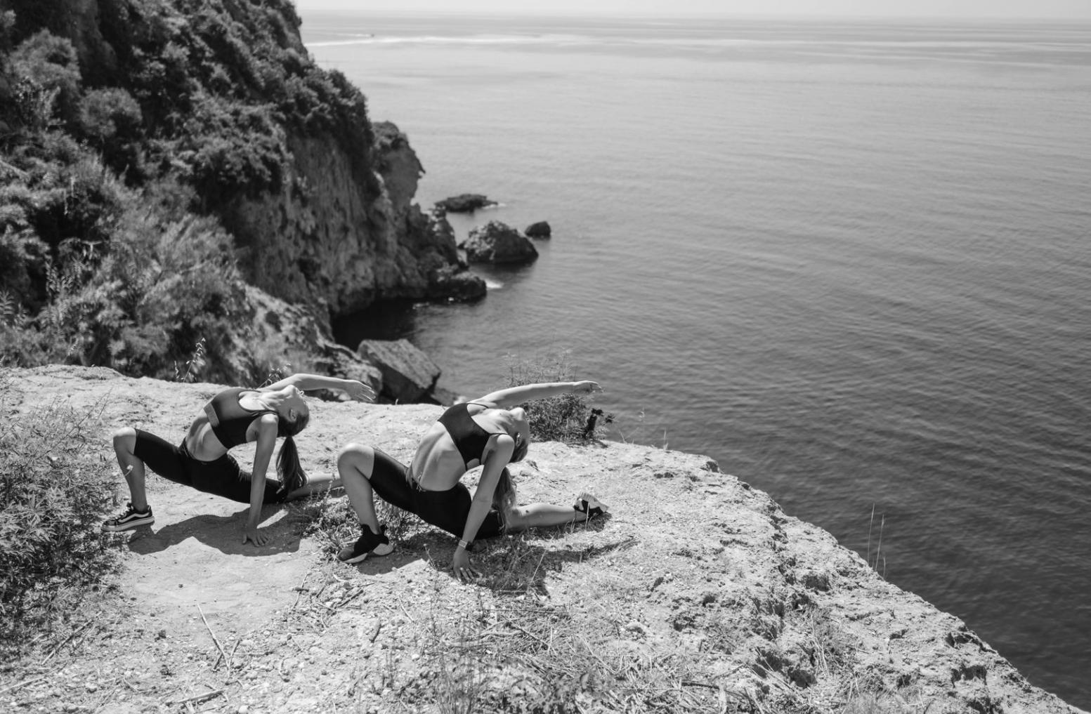 Detalle de técnica de masaje prenatal aplicada profesionalmente